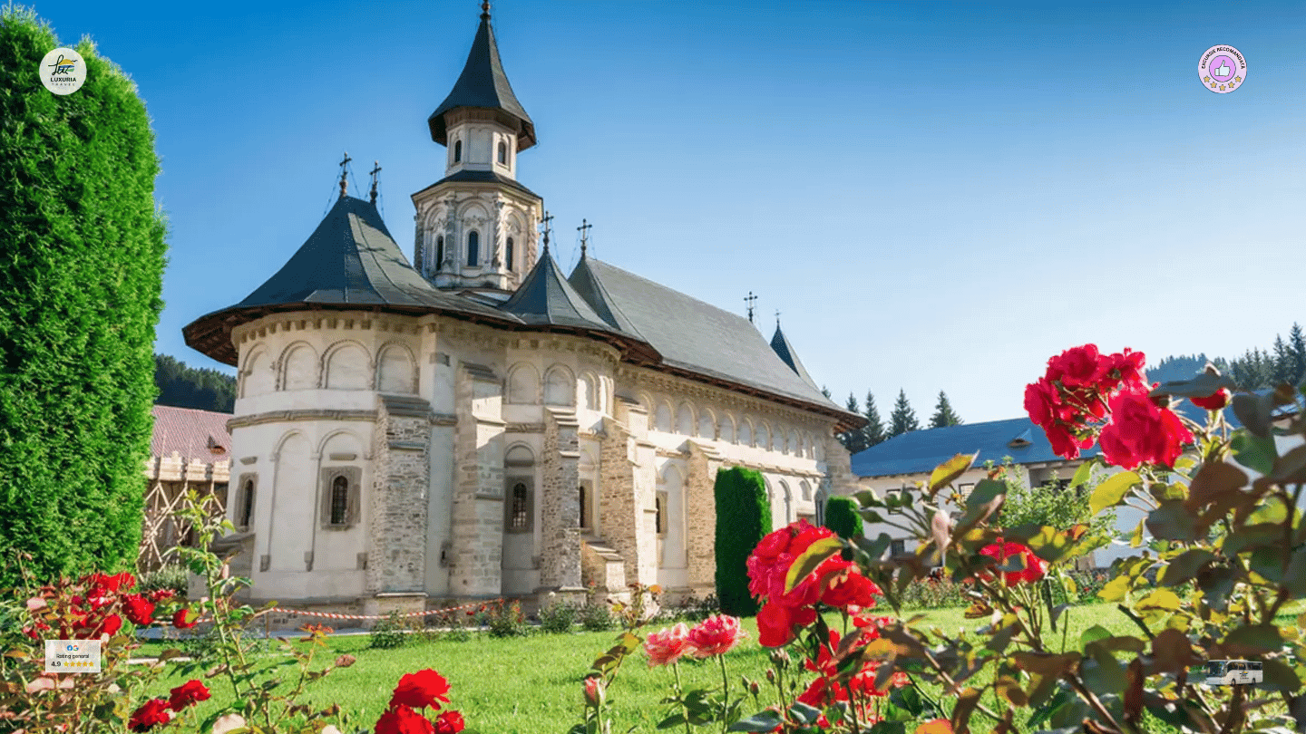 Mănăstirea Voroneț pictată în albastru de Voroneț — circuit Bucovina Rusalii Luxuria Travel